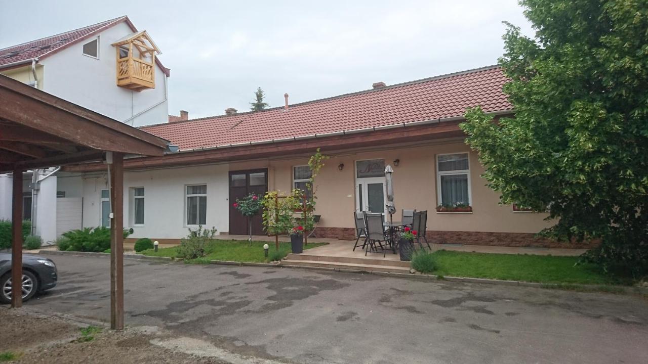 Nobilis Apartman Еґер Екстер'єр фото
