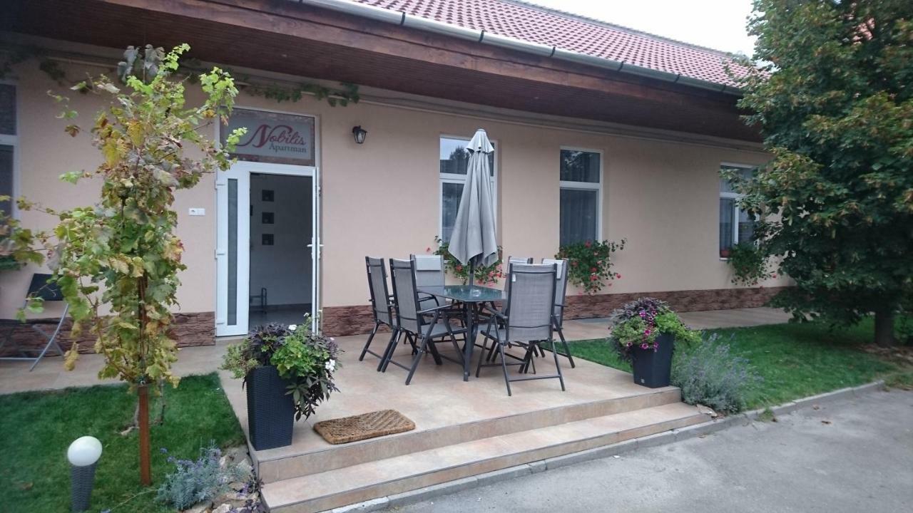 Nobilis Apartman Еґер Екстер'єр фото